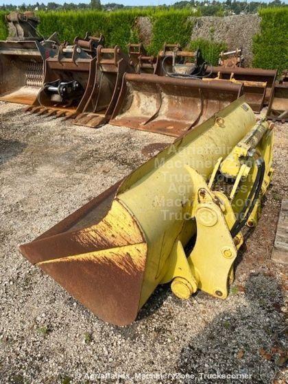 Godet à déversement latéral pour tractopelle CASE